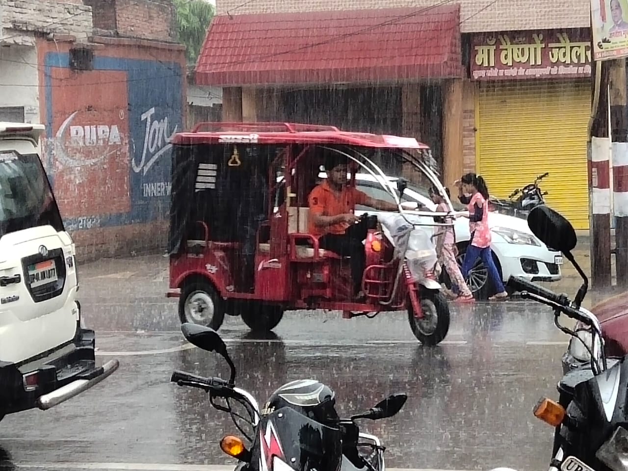 Photo of UP में मौसम बना रहा सुहाना मिली तड़पाती गर्मी से राहत, हादसों में पांच की मौत