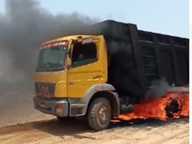 Photo of डिंडोरी में हाई टेंशन लाइन की चपेट में आया ट्रक, एक झटके में हुआ खाक