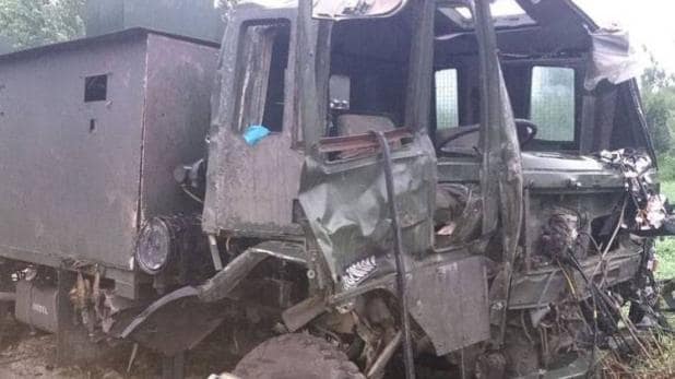 Photo of जम्मू-कश्मीर के पुलवामा IED ब्लास्ट में दो जवान हो गए शहीद, 9 जवान घायल