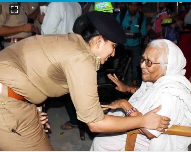 Photo of जब आईजी ने पूछा- अम्मा कौनों दिक्कत तो नाहीं, तो अम्मा ने दिया एक दम दबंग स्टाइल जवाब