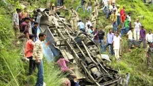 Photo of खाई में गिरी बस, इस हादसे में 6 यात्रियों की मौत हो गई, जबकि 39 घायल