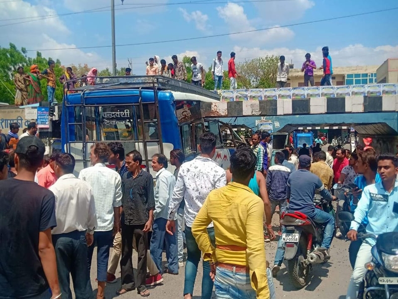 Photo of उपनगरीय बस अनियंत्रित होकर रैलिंग में घुसने से, 6 घायल