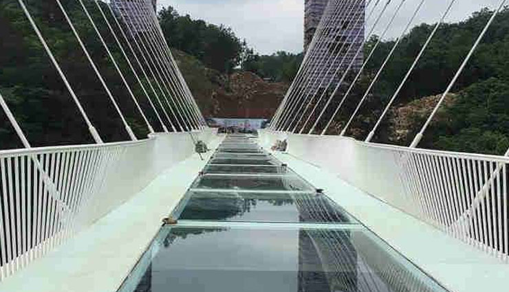 Photo of विश्व का सबसे बड़ा ग्लास ब्रिज Glass Bridge, मजबूत दिल वाले ही जा पाते है यहाँ