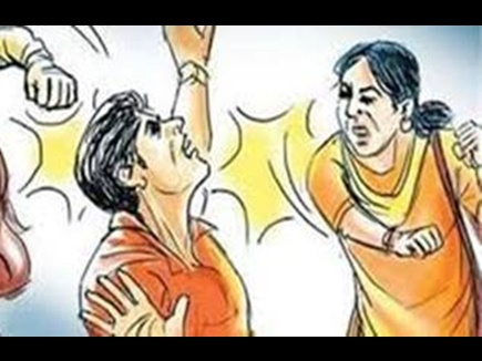 Photo of मध्यप्रदेश के सीधी में छेड़खानी से तंग आकर एक युवती ने युवक को चप्पलों से पीटा