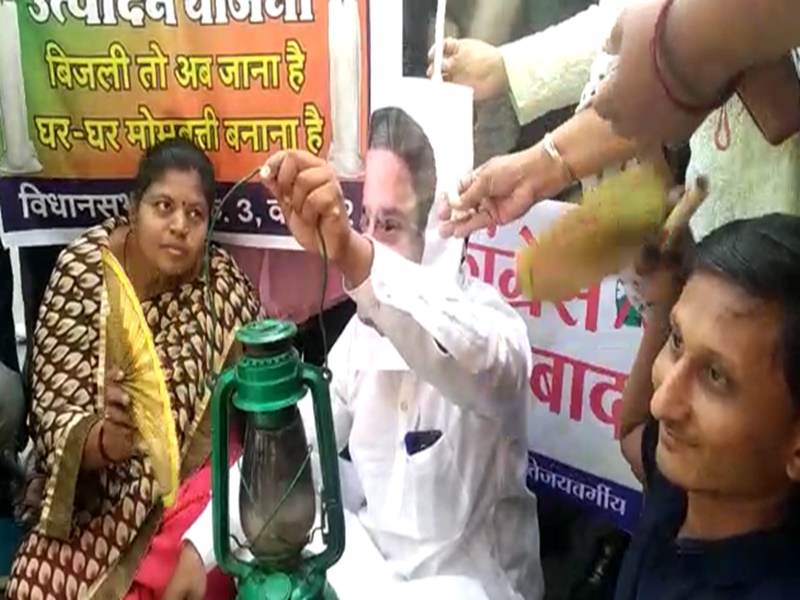 Photo of देश में हो रही अघोषित बिजली कटौती पर आज राजवाड़ा पर भाजपा कार्यकर्ताओं ने किया प्रदर्शन