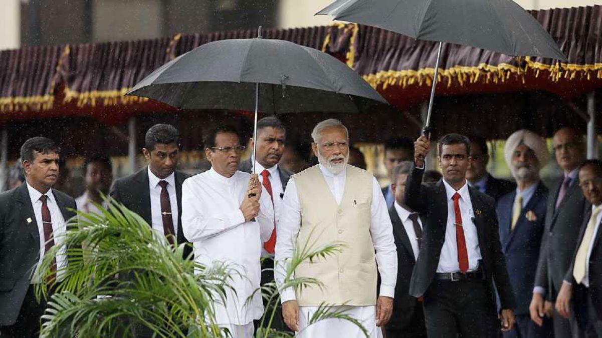 Photo of पीएम मोदी का स्वागत खुद श्रीलंका के राष्ट्रपति ने छाता लेकर किया