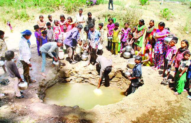 Photo of भीषण जल संकट: बूँद-बूँद को तरह रहे बुंदेलखंड के लोग