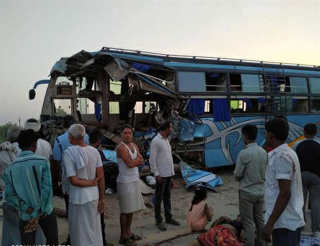 Photo of आगरा एक्सप्रेस-वे एक बार फिर खून से हुआ लाल, बस व ट्रक की भिड़ंत में पांच लोगों की मौत 50 घायल