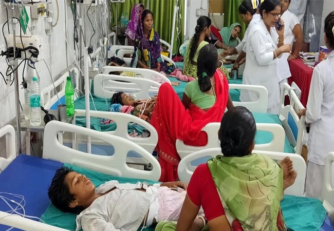 Photo of चमकी बुखार: स्वास्थ्य मंत्री डॉ हर्षवर्धन के सामने एक बच्ची ने तोड़ा दम, 84 हुई मरने वालों की संख्या