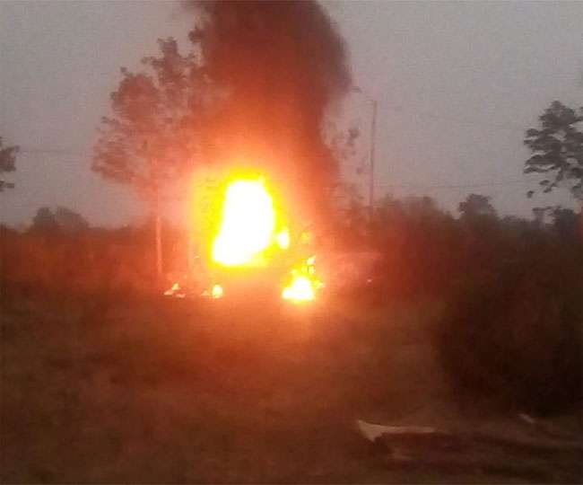 Photo of क्षेत्र में नेशनल हाइवे पर एक चलती गाड़ी में लगी आग, धू-धू कर जली, आठ लोगों ने ऐसे बचाई जान