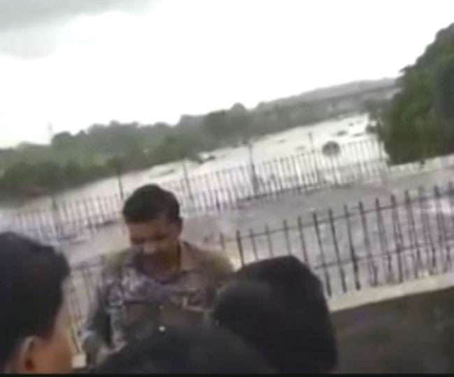 Photo of मुंबई-गोवा हाइवे पर गड्ढ़ों से नाराज कांग्रेस विधायक नितेश राणे की गुंडागर्दी, इंजीनियर पर फेंकवाया कीचड़