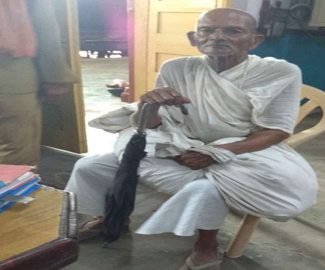Photo of इस वृद्ध को महात्मा गांधी की तरह वेशभूषा धारण करना पड़ा भरी, कोच कंडक्टर ने शताब्दी एक्सप्रेस से उतारा