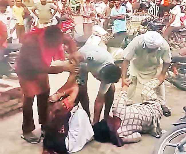 Photo of पंजाब के कोटकपूरा में दो लोगों ने अनुसूचित जाति की दाे महिलाओं को बुरी तरह पीटा, सड़क पर बालों से पकड़कर घसीटा