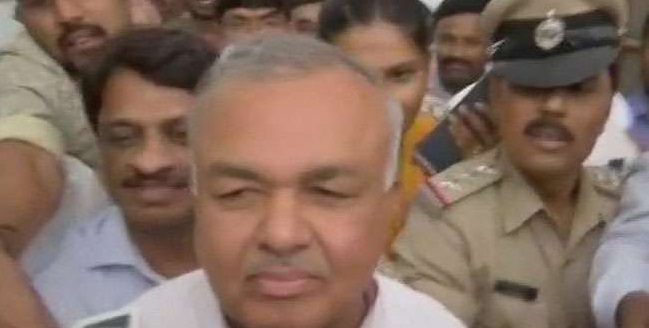 Photo of र्नाटक में कांग्रेस और जेडीएस के 11 विधायकों ने अपने पद से दे दिया इस्‍तीफा, कुमारस्वामी सरकार पर संकट