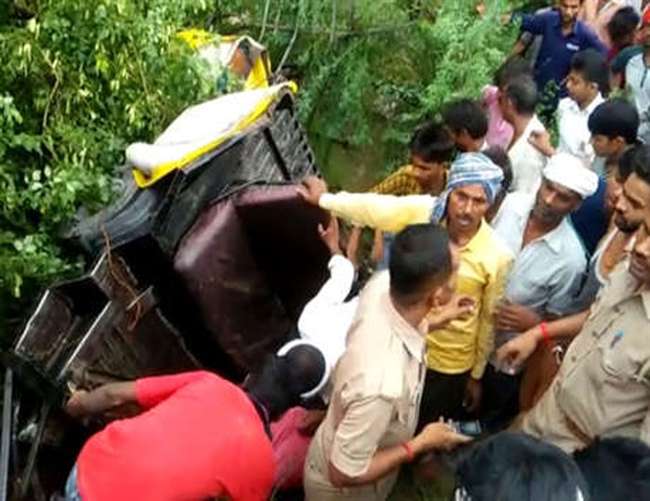 Photo of तेज रफ्तार अनियंत्रित ट्रक ने ऑटो को टक्कर से 4 शिक्षकों समेत 8 लोगों की मौत, मचा कोहराम