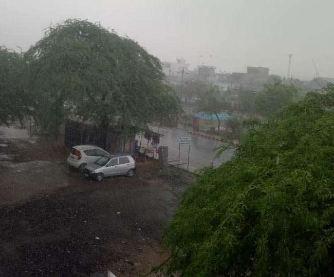 Photo of दिल्ली-एनसीआर की कई इलाकों में इस समय बादल छाये हैं और बारिश होने के आसार….