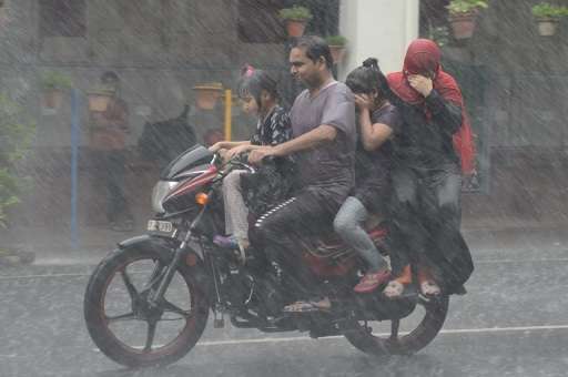 Photo of कानपुर में लगातार तीन दिन से रुक रुककर हो बारिश ने शहरवासियों को उमस भरी गर्मी से दी राहत