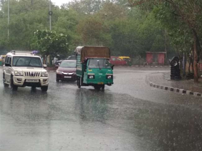 Photo of मौसम विज्ञान विभाग के अनुसार छाए रहेंगे बादल, हल्की से मध्यम बारिश होने की संभावना