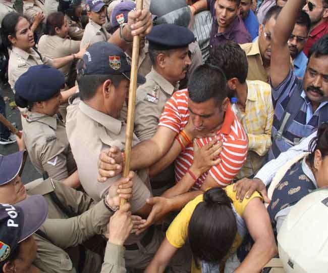 Photo of सचिवालय के समक्ष प्रदर्शन कर रहे 108 सेवा में तैनात रहे कर्मचारियों पर पुलिस ने लाठियां फटकारी, पढ़े पूरी खबर