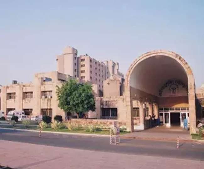 Photo of पीजीआई में इलाज के अभाव में हुई मरीज की मौत, परिसर में ही तोड़ा दम