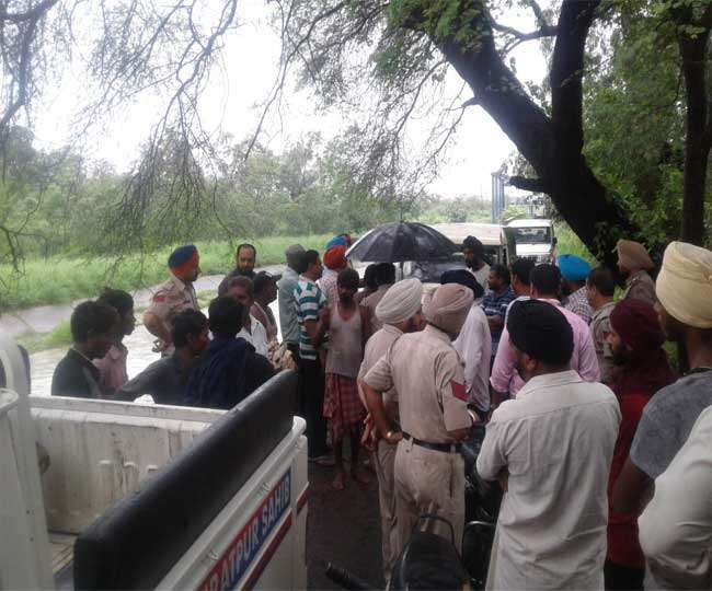 Photo of आसपुर कोटां के पास सूखी सारसा नदी में अचानक आया ऊफान, बीच में फंस गए सात लोग, बड़ी मुश्किल से बची जान