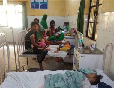 Photo of मौसम का प्रकोप अब बच्चों को  ले रहा बीमारियों की चपेट में,19 मरीज भर्ती