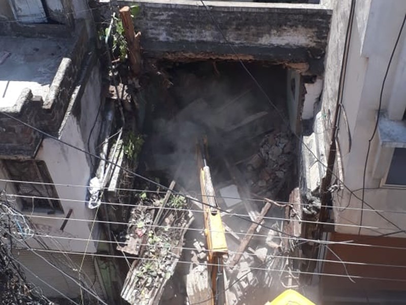 Photo of धान गली की छोटी गलि में घुसने के लिए जेसीबी को भी काफी मशक्कत करनी पड़ी