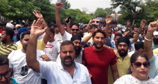 Photo of वैन चालकों ने शहर के गांधीनगर में विरोध रैली निकालकर ट्रांसपोर्ट कमिश्नर के खिलाफ विरोध किया प्रदर्शन