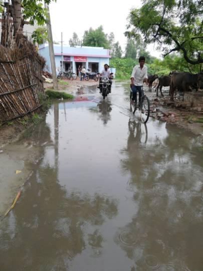 Photo of कई दिनों के बाद हुई बारिश से जलभराव हो जाने से आवागमन में परेशानी