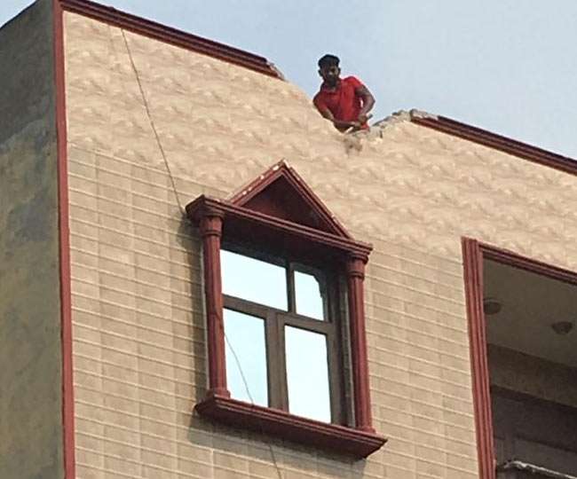 Photo of दिल्ली के मदनगीर इलाके में इमारत झुकने के बाद MCD और पुलिस ने संभाला मोर्चा…