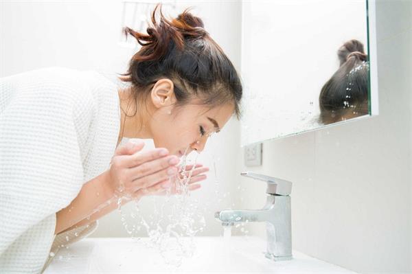 Photo of चेहरे की नमी को बरक़रार रखने के लिए दिन में कितनी बार धोएं, जानिए