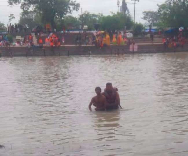 Photo of गंगा में डूब रहे दो कांवड़ यात्रियों को जल पुलिस और सेना के गोताखोरों ने बचाया……