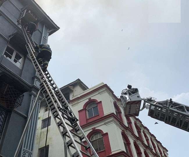 Photo of मुंबई में ताज होटल के पास हुआ एक हादसा, बिल्डिंग में आग लगने से, एक की मौत, एक व्यक्ति घायल