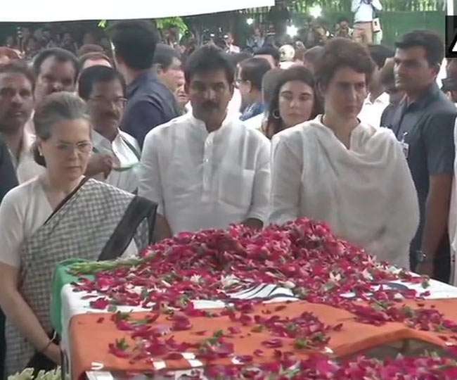 Photo of यूपीए अध्यक्ष सोनिया गांधी और प्रियंका गांधी ने शीला दीक्षित को दी श्रद्धांजलि