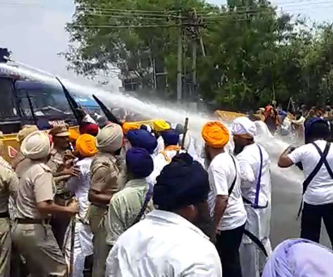 Photo of श्री गुरु ग्रंथ साहिब की बेअदबी के मामले की जांच की क्लोजर रिपोर्ट को लेकर चंडीगढ़ में दाखिल हो रहे सिखों पर लाठीचार्ज, कई की पगड़ियां उछली