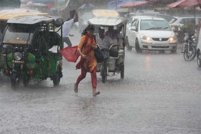 Photo of मानसून के आने के बाद दिल्ली-NCR में झमाझम बारिश का इंतजार हुआ खत्म