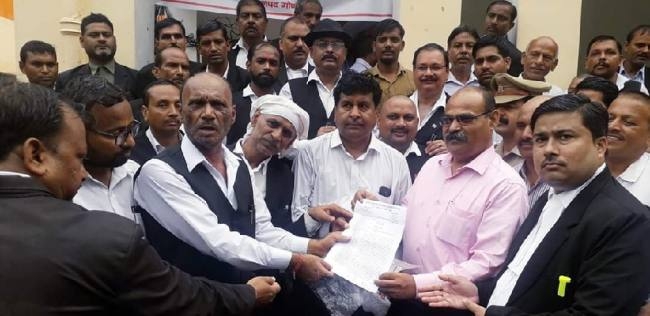 Photo of ग्राम न्यायालय की स्थापना का विरोध कर रहे अधिवक्ताओं ने जुलूस निकालकर किया प्रदर्शन