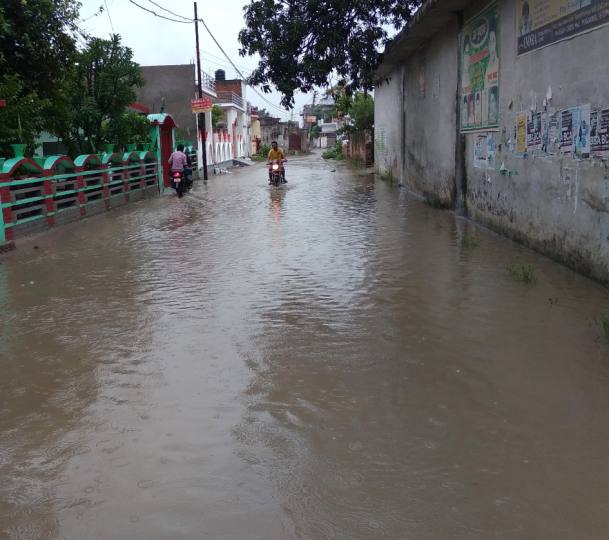 Photo of बारिश के कारण जलभराव होने से लोगों को आवागमन में दिक्कतों का करना पड़ा सामना