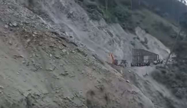 Photo of जम्मू-कश्मीर पुलिस ने बताया कि श्रीनगर-लेह राष्ट्रीय राजमार्ग पर भूस्खलन होने से यातायात ठप