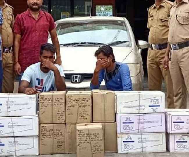 Photo of कांवड़ मेले की भीड़ की आड़ में लग्जरी होंडा सिटी कार में छिपाकर ला रहे थे शराब, दो तस्करों की गिरफ्तार
