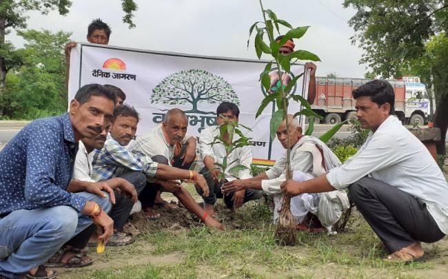 Photo of वृक्षाभूषण अभियान के तहत जिले के कई स्थानों पर पौधरोपण करके उसकी सुरक्षा का लिया संकल्प