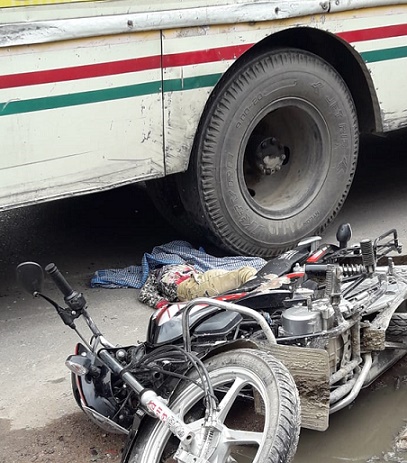 Photo of बाइक से स्कूल जा रहा छात्र ठोकर लगने से नीचे सड़क पर गिरने पर आ रही बस ने उसे रौंद दिया