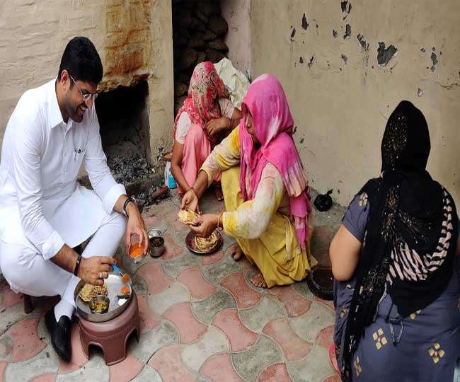 Photo of दुष्‍यंत चौटाला आजकल गांवों के दौरे पर, चूल्हे के पास बैठ किया नाश्ता, खूब भायी लाल मिर्च की चटनी और लस्सी