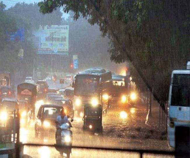 Photo of पिछले कई घंटों से लगातार होती बारिश ने मुंबई के लोगों की बढ़ा दी मुश्किलें