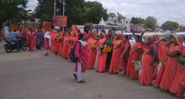 Photo of ब्लॉक सभागार का ताला न खोलने पर आंगनबाड़ी कार्यकर्ताओं ने फोरलेन जाम कर किया प्रदर्शन