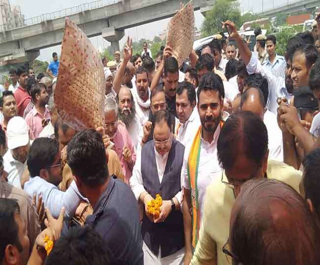 Photo of हरियाणा दौरे पर पहुंचे जेपी नड्डा, BJP कार्यकर्ताओं ने उनका घीया तोरई हुक्‍के व हल से किया स्‍वागत