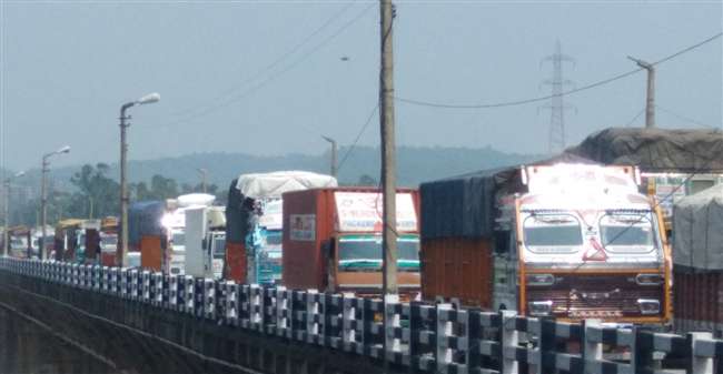 Photo of बारिश के कारण रामबन में भूस्खलन से जम्मू-श्रीनगर राष्ट्रीय राजमार्ग बंद…