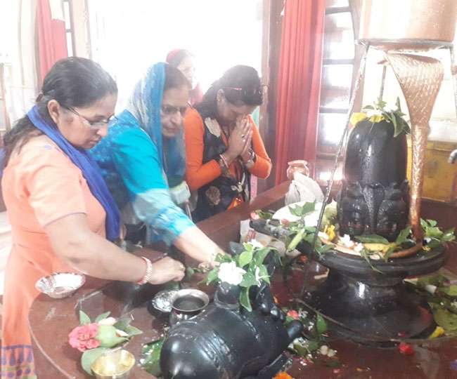 Photo of सावन के दूसरे सोमवार को शिव मंदिरों में जलाभिषेक करने के लिए शिव भक्तों की उमड़ पड़ी भीड़