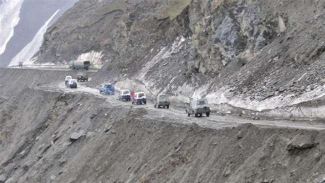 Photo of श्रीनगर को लेह से जोड़ने वाली मुख्य सड़क पर ताजा भूस्खलन, राष्ट्रीय राजमार्ग एक बार फिर बंद