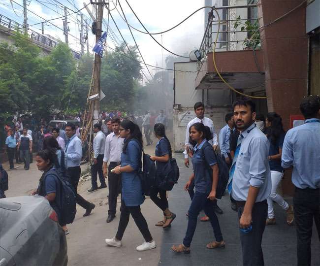 Photo of जनकपुरी के एक कोचिंग सेंटर की बिल्‍डिंग में लगी आग, अंदर फंसे सैकड़ों छात्र